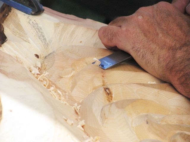 作業をする木彫り職人の手