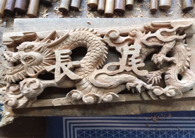 龍の木彫り